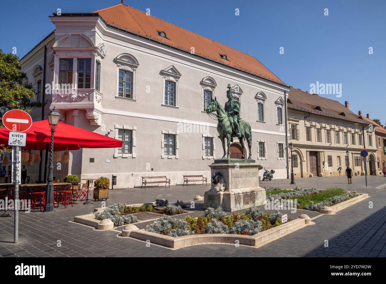 Blick auf die Straße URI Utca auf Pferd mit goldenen Bällen, Budapest, Ungarn. Stockfoto