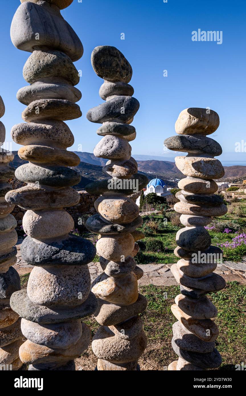 Balancierung von Steinen auf der Insel Tinos in Griechenland Stockfoto