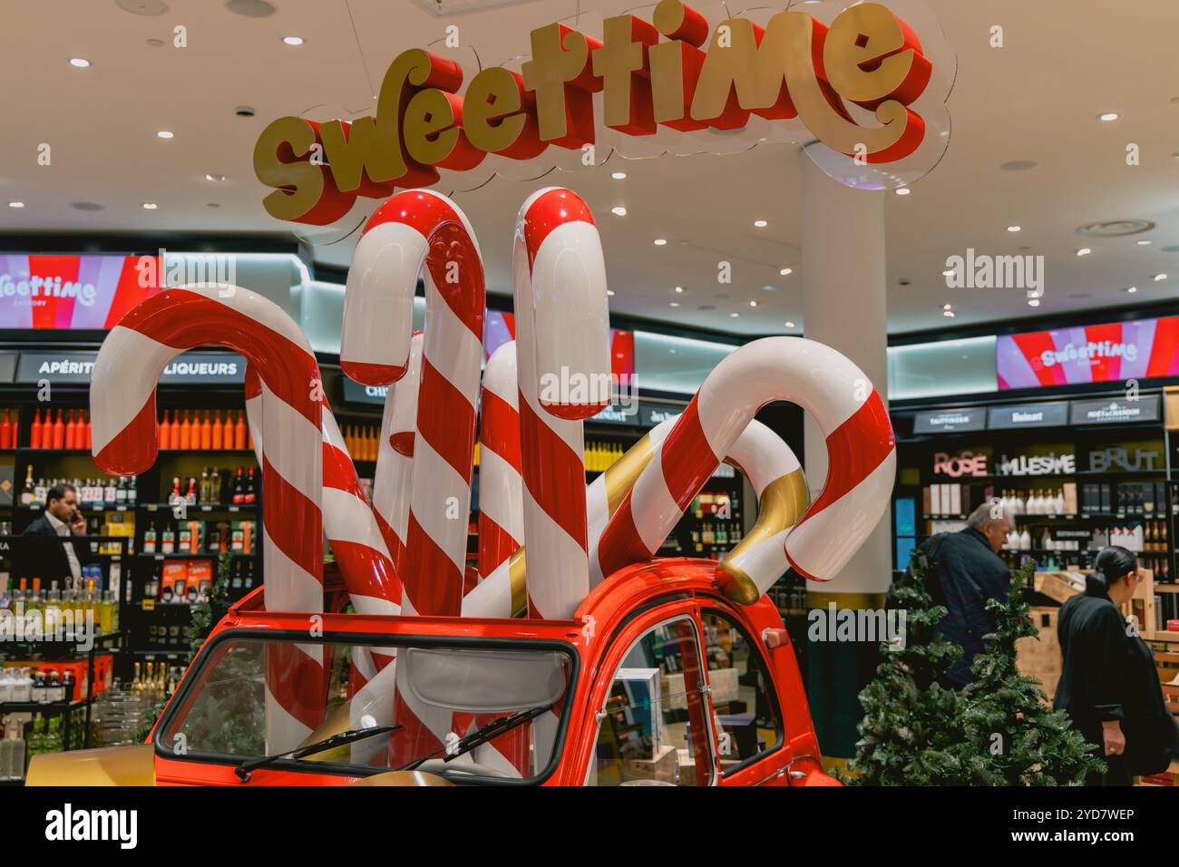 Rotes Auto mit Weihnachtsbonbons am Flughafen Paris. Paris, Frankreich - 25. Oktober 2024 Stockfoto