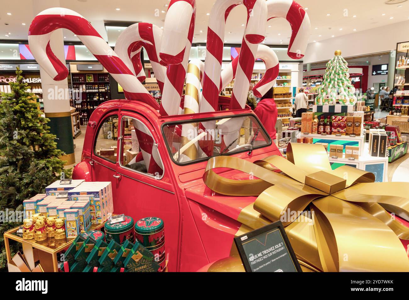 Rotes Auto mit Weihnachtsbonbons am Flughafen Paris. Paris, Frankreich - 25. Oktober 2024 Stockfoto