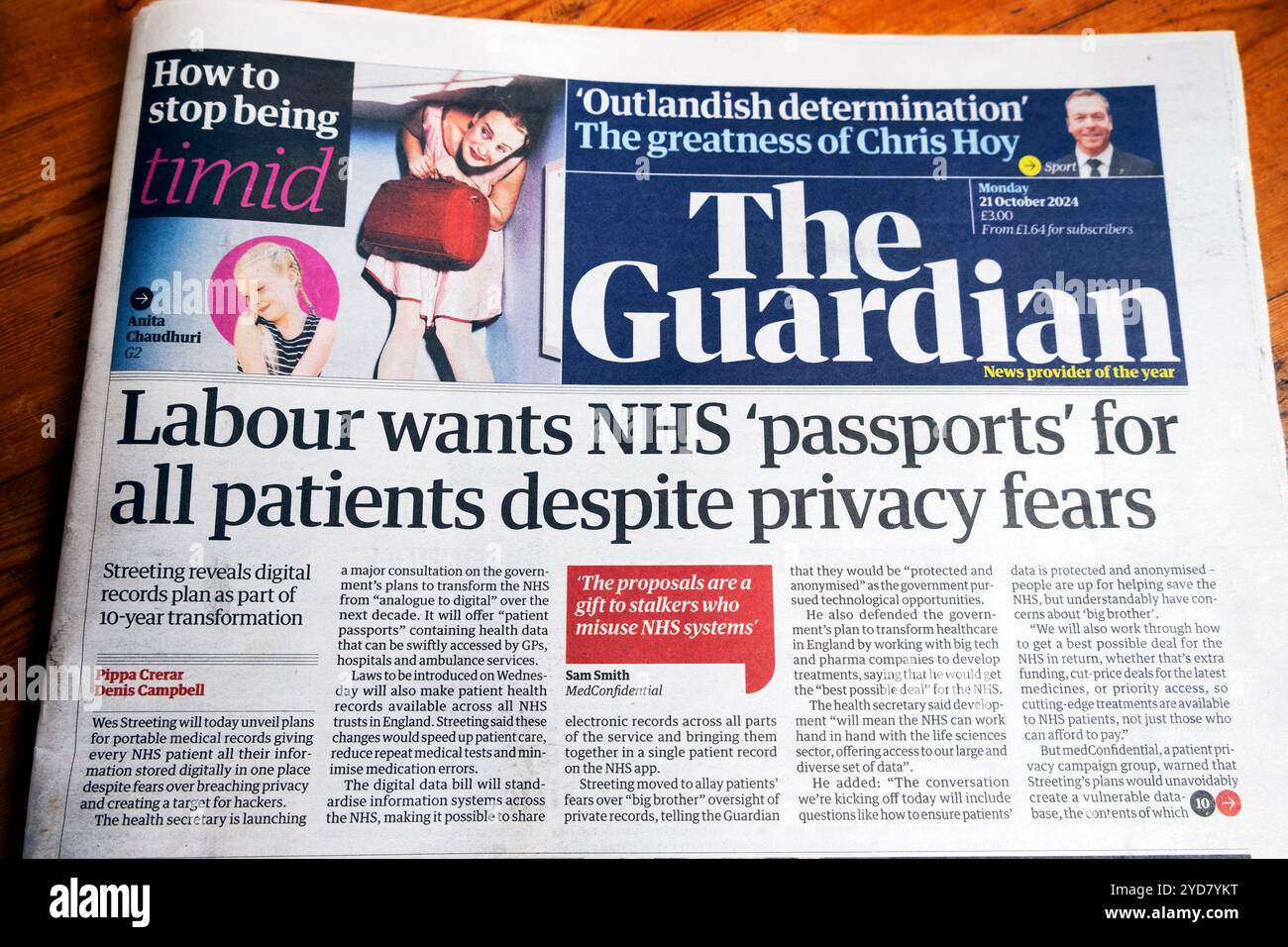 „Labour will NHS-Pässe für alle Patienten trotz der Angst vor der Privatsphäre“, schreibt die Guardian-Zeitung auf der Titelseite des Regierungsplans artikel 21. Oktober 2024 Stockfoto