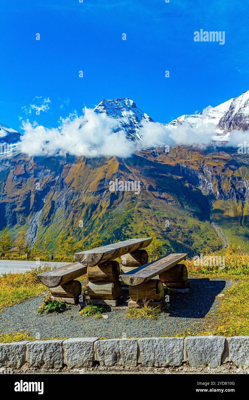 Die berühmte Bergstraße Großglognerstraße. Holztisch und Picknickbänke. Österreich. Der Park Hohe Tauern. Schneebedeckte Berggipfel Stockfoto