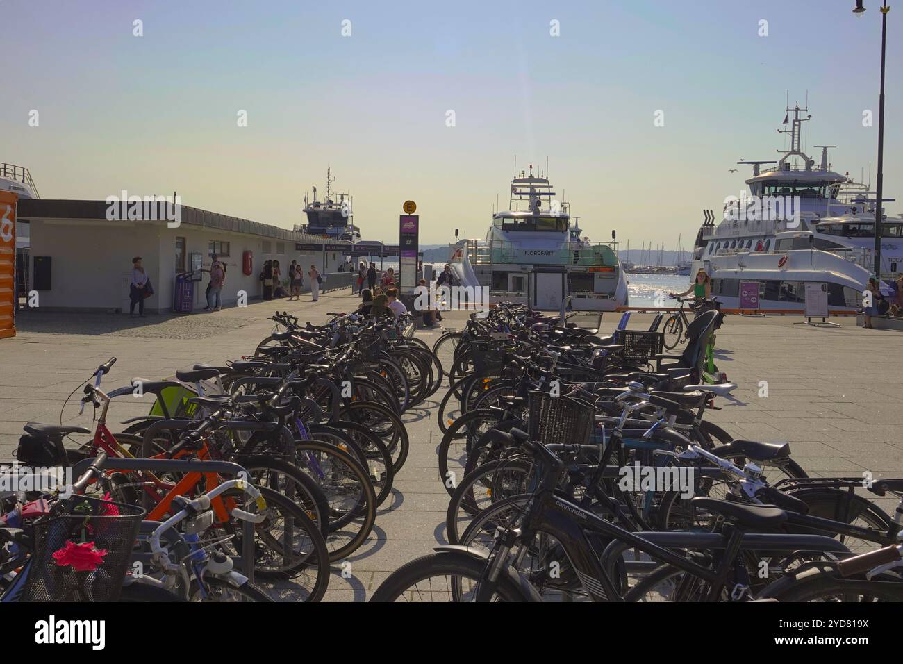 Oslo, Norwegen September, 2024 Fahrräder und e.. Fahrräder werden am Hafen von Oslo gelagert, die für Pendler auf den Fähren abgestellt werden. Stockfoto