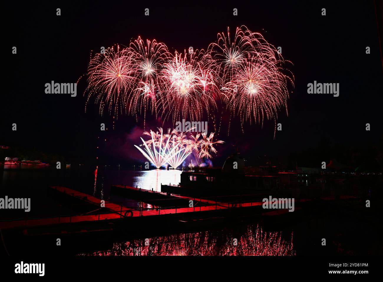 Wunderschönes farbenfrohes Feuerwerk mit Reflexionen im Wasser. Brünner Damm, die Stadt Brünn-Europa. Internationaler Feuerwerkswettbewerb. Stockfoto