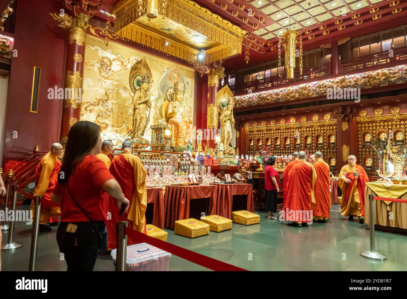 Festlichkeiten zum Herbstfest, Buddha-Zahn-Relikt-Tempel im Inneren, Mönche bei der Zeremonie, Singapur Stockfoto