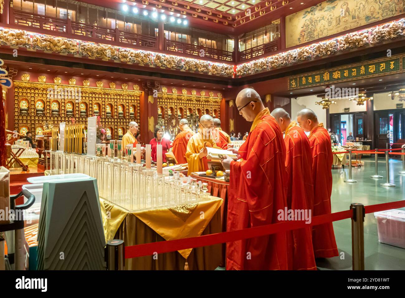 Festlichkeiten zum Herbstfest, Buddha-Zahn-Relikt-Tempel im Inneren, Mönche bei der Zeremonie, Singapur Stockfoto