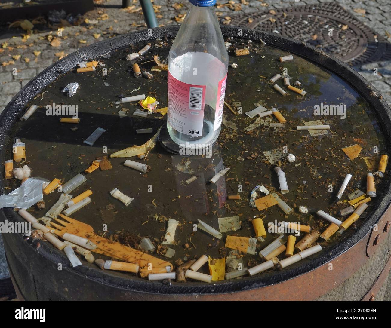 Oslo, Norwegen September 2024 benutzte Zigaretten in einem offenen Abfalleimer. Stockfoto