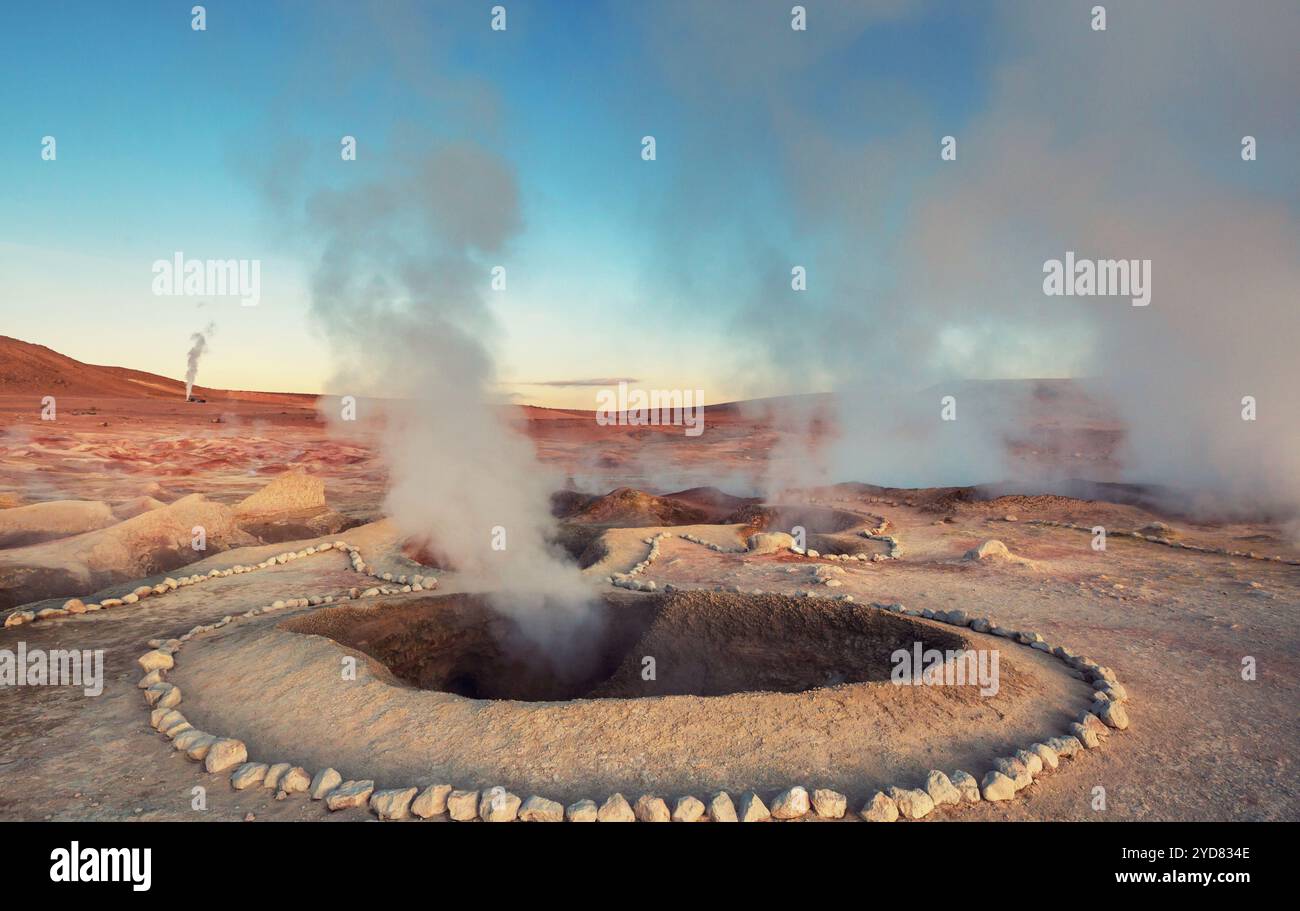 Sol de MaÃ±ana - einzigartiges Geysirfeld und Geothermiegebiet auf einer Höhe von 5000 Metern im Altiplano von Bolivien Stockfoto