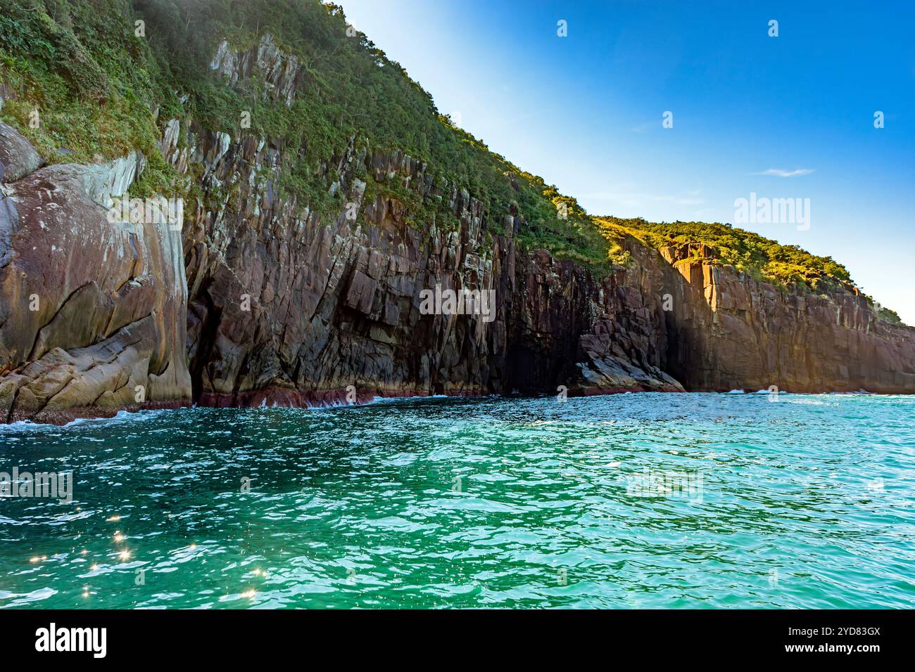 Felsige Klippe über dem Meer Stockfoto