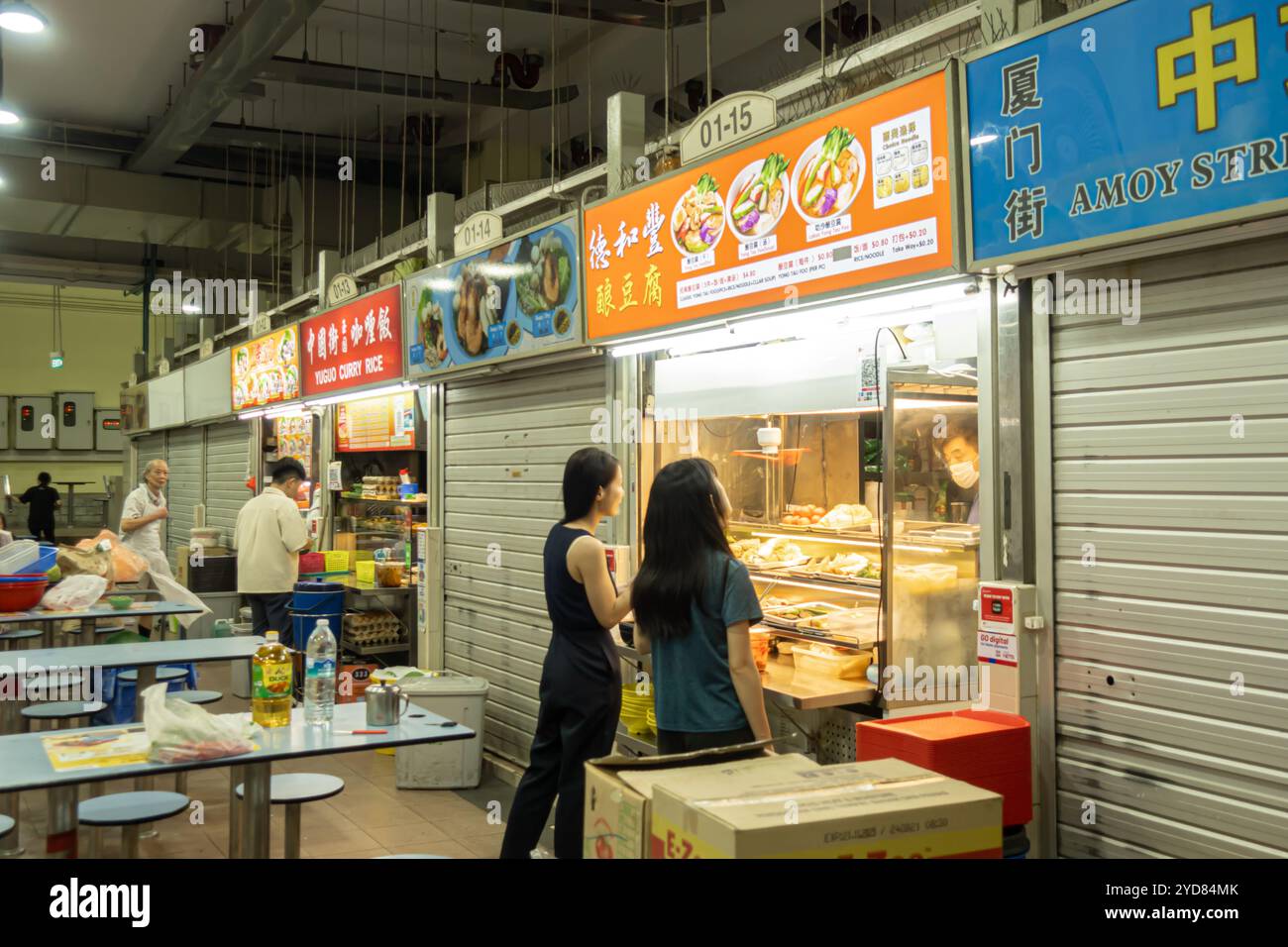 Amoy Street Food Centre chinatown Singapore Food Court, junge Leute bestellen Yong Tao Foo Suppe Stockfoto