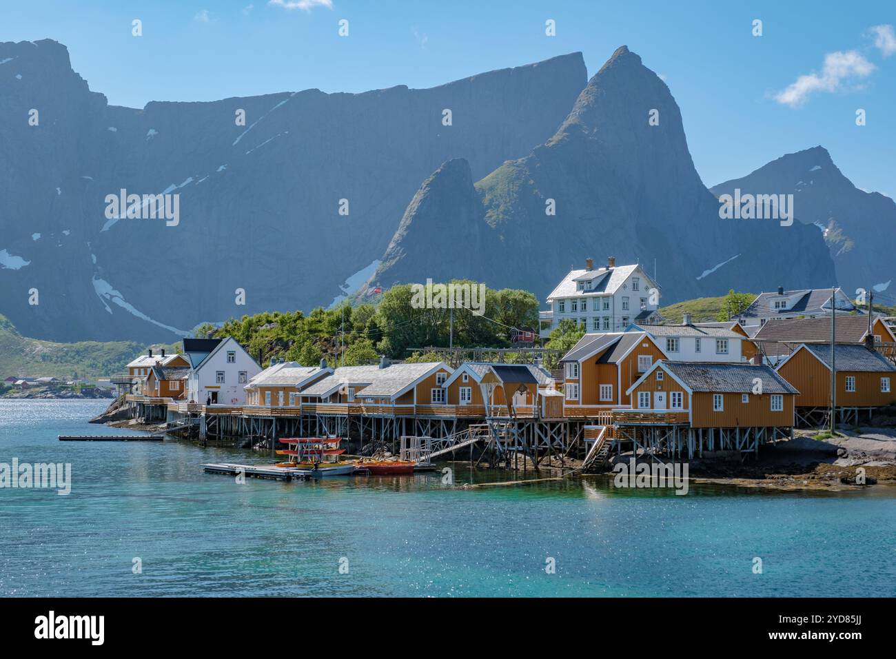 Gelbe Fischer Rorbuer Hütten, Sakrisoy, Lofoten, Norwegen Stockfoto