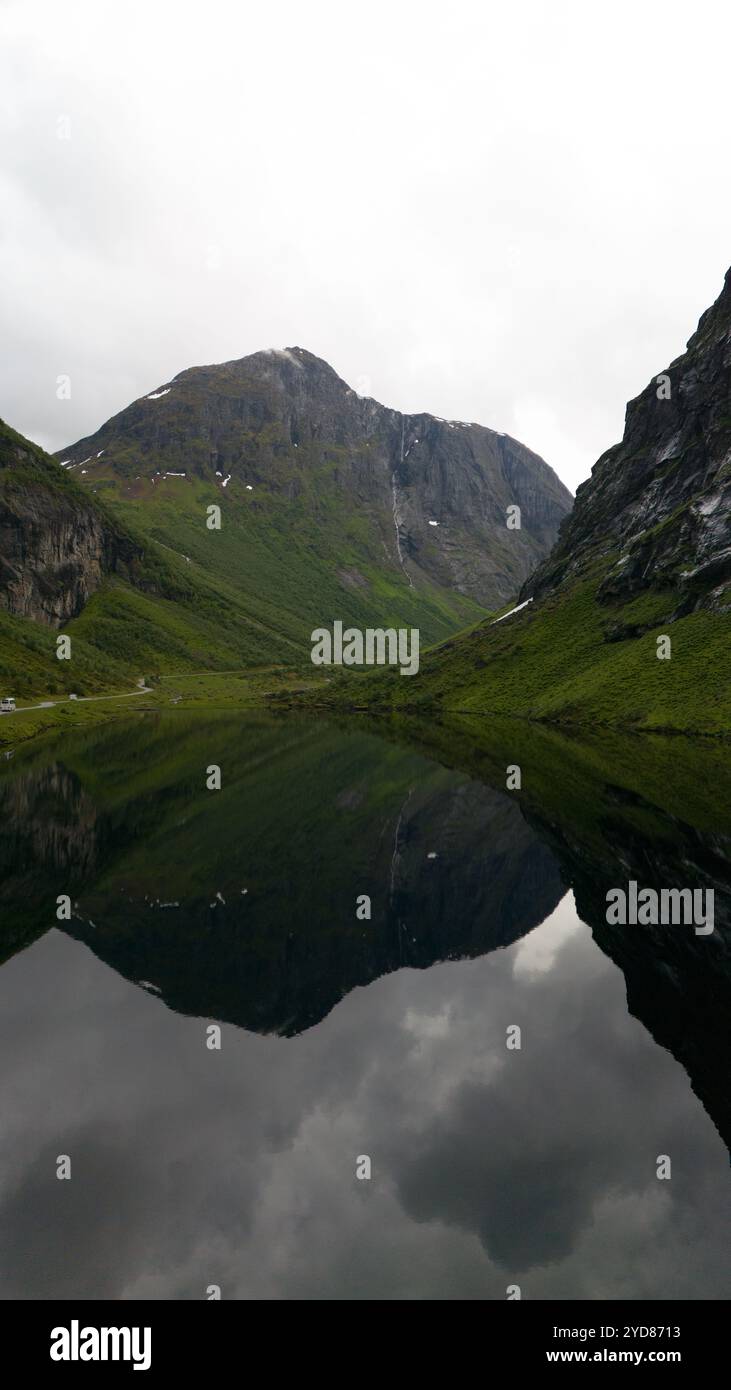 Bergreflexionen in einem norwegischen See Stockfoto
