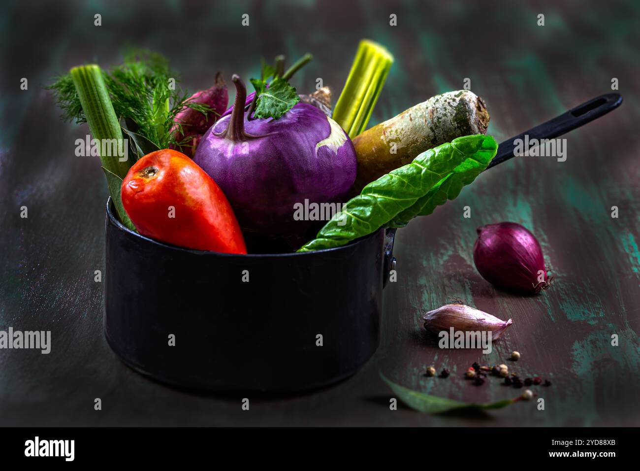 Konzeptuelles Foto einer Gemüsesuppe - Gemüse, das aus dem Topf überströmt. Stockfoto