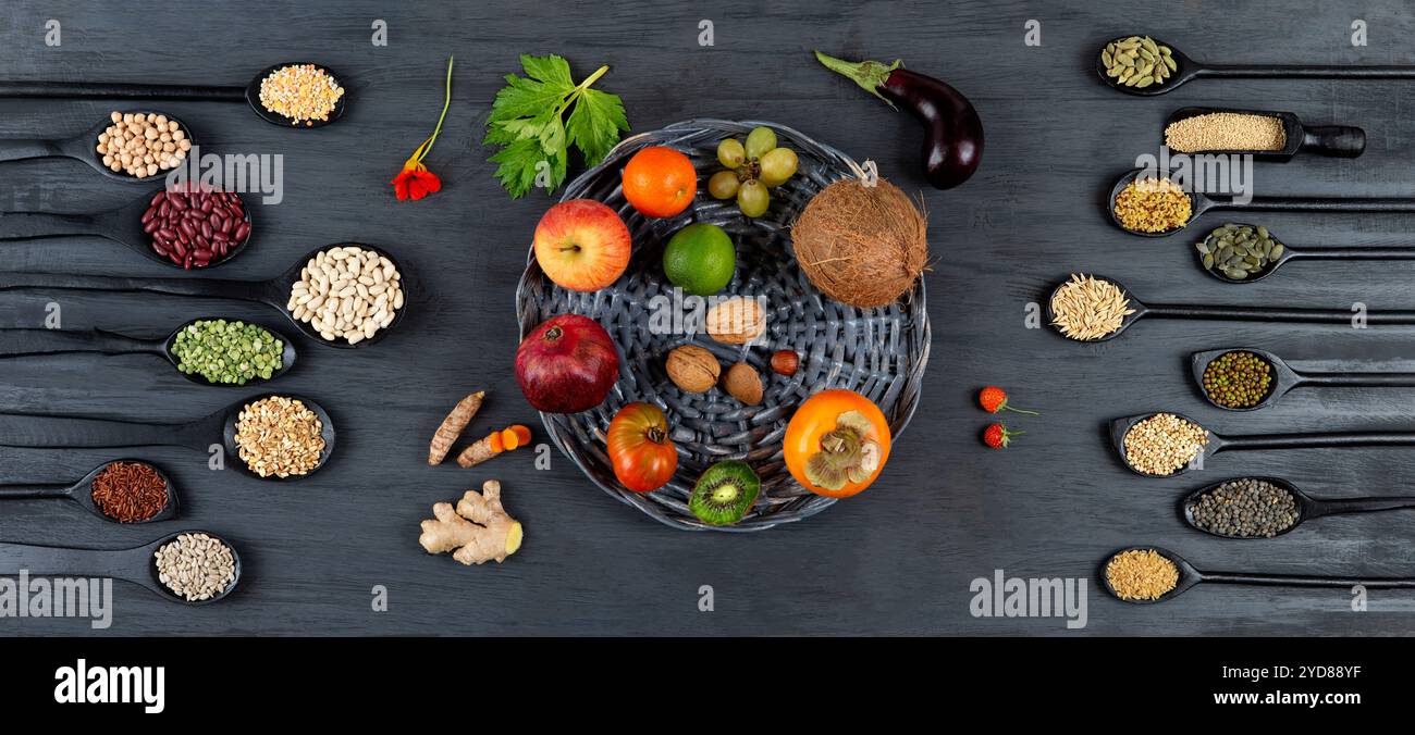 Getreide und Samen mit Obst in der Mitte. Stockfoto