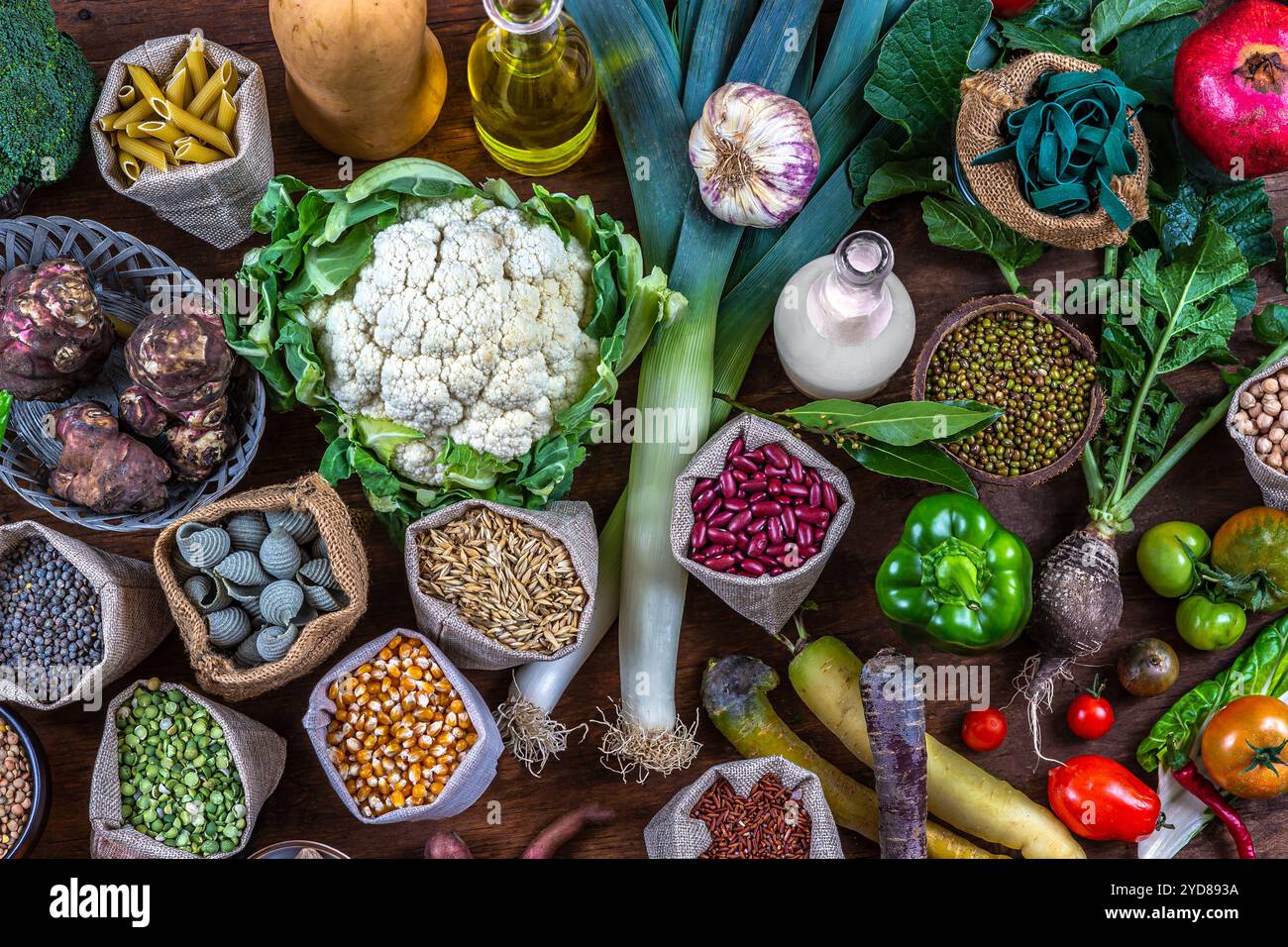 Aufmachung von Gemüse, Getreide, Teigwaren, Ölen und pflanzlicher Milch von oben. Stockfoto
