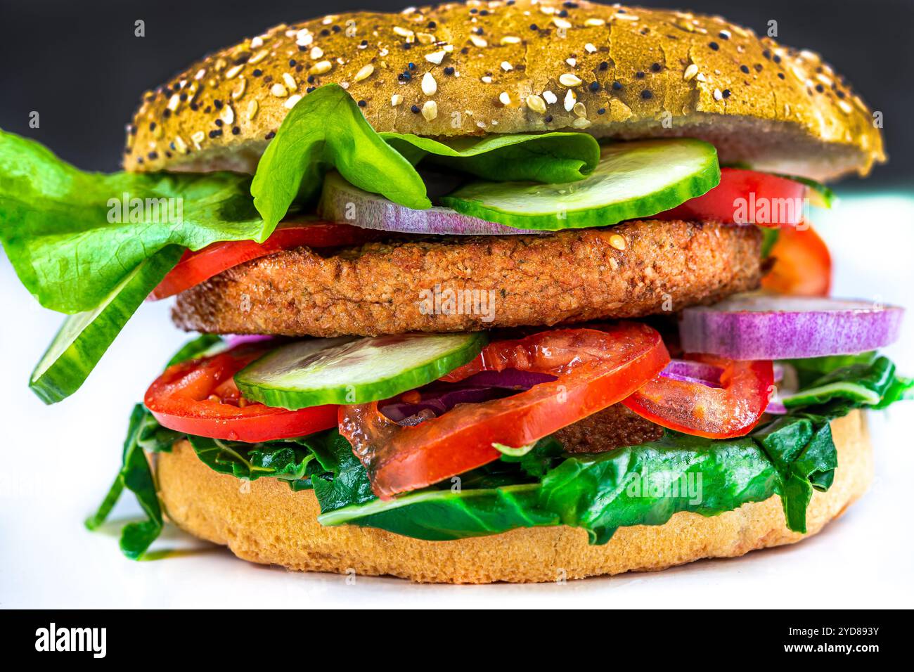 Vegetarischer Burger aus verschiedenen Speisen auf weißem Hintergrund. Stockfoto