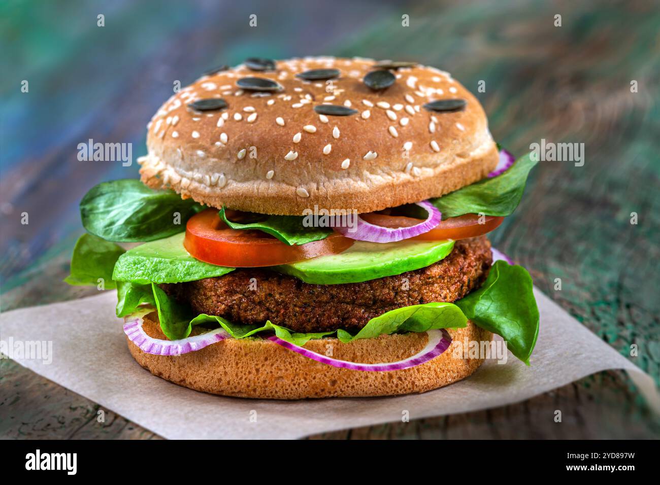 Gourmet-Burger aus nächster Nähe mit verschiedenen Speisen im Inneren. Stockfoto