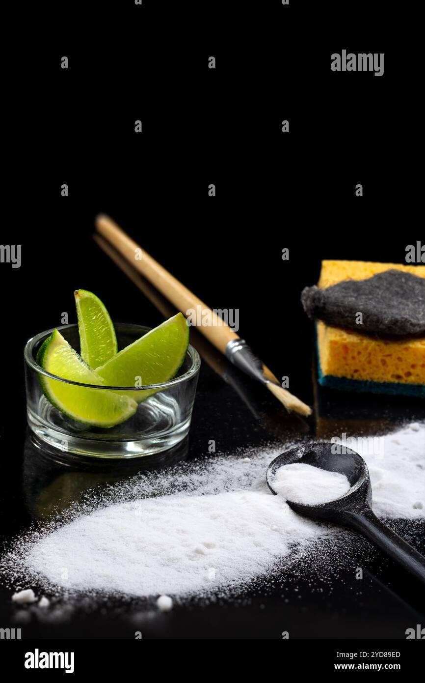 Backnatron wird vor geschnittenem Kalk verteilt. Stockfoto