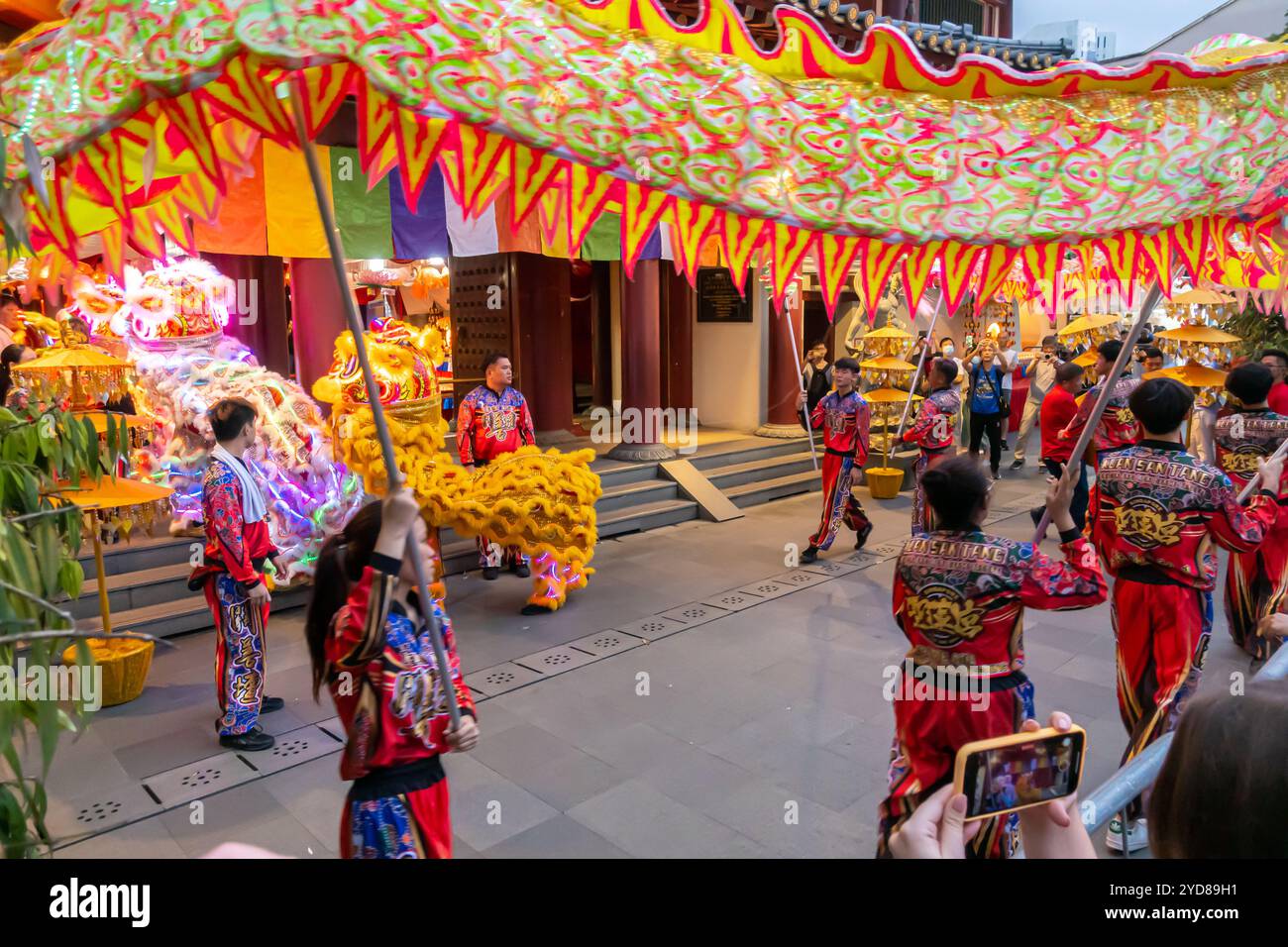 Drachentänze, Festlichkeiten zum Herbstfest, Buddha Tooth Relic Temple Singapur Stockfoto