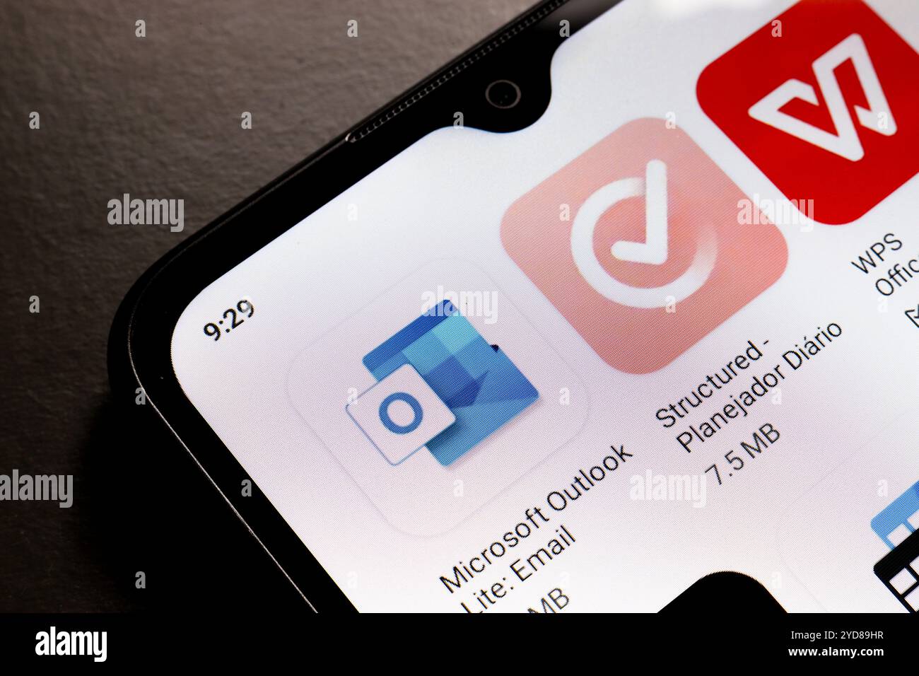 25. Oktober 2024, Brasilien. In dieser Abbildung wird das Microsoft Outlook-App-Logo auf einem Smartphone-Bildschirm angezeigt. Stockfoto
