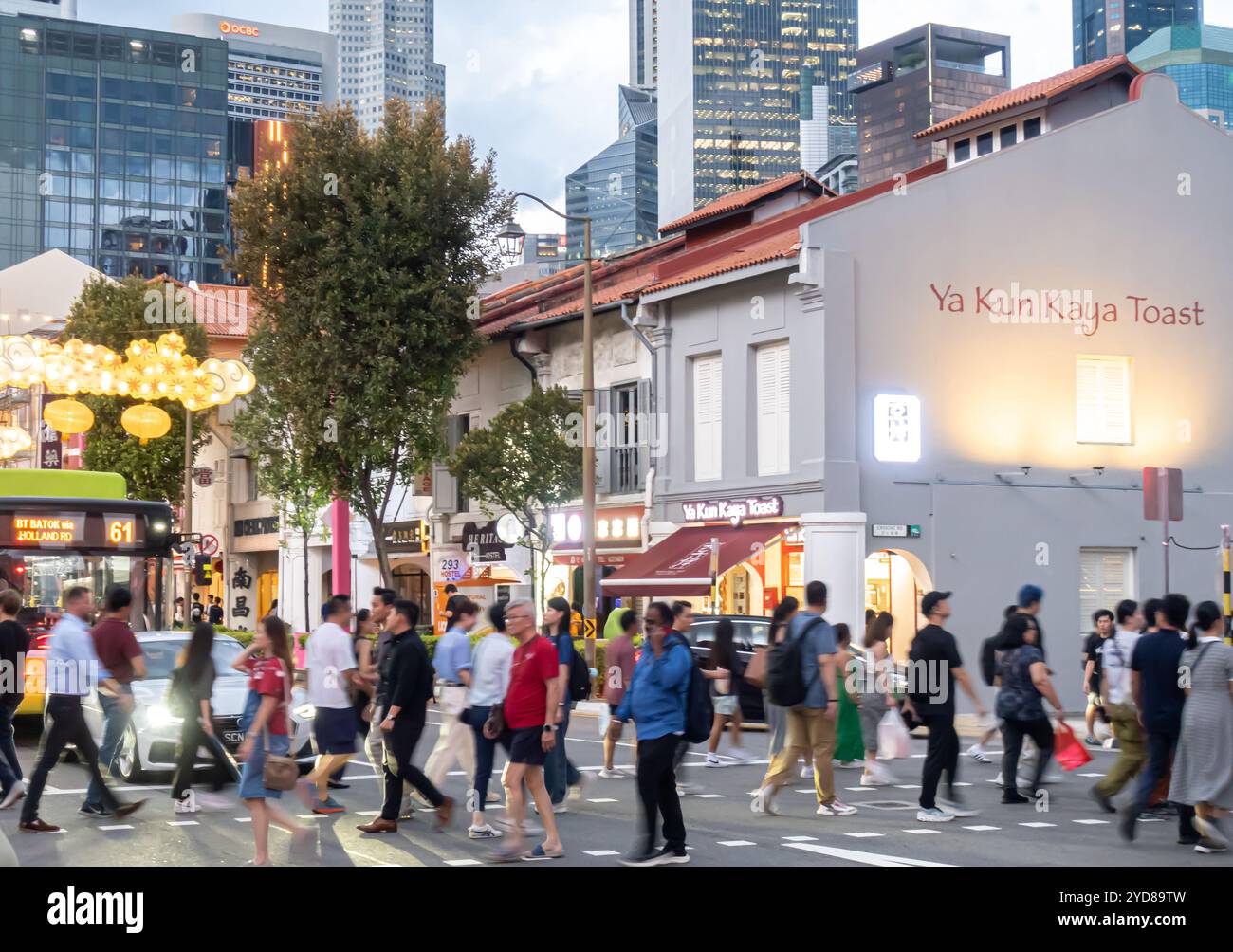 Menschen, die die Straße überqueren, South Bridge Road, Chinatown Singapur. Ya Kun Kaya Toast Restaurant Stockfoto