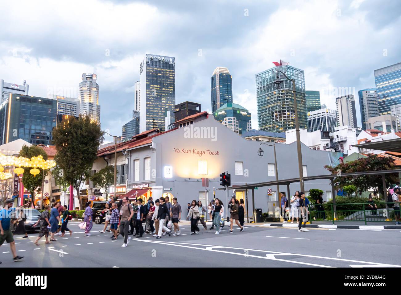 Menschen, die die Straße überqueren, South Bridge Road, Chinatown Singapur. Ya Kun Kaya Toast Restaurant Stockfoto