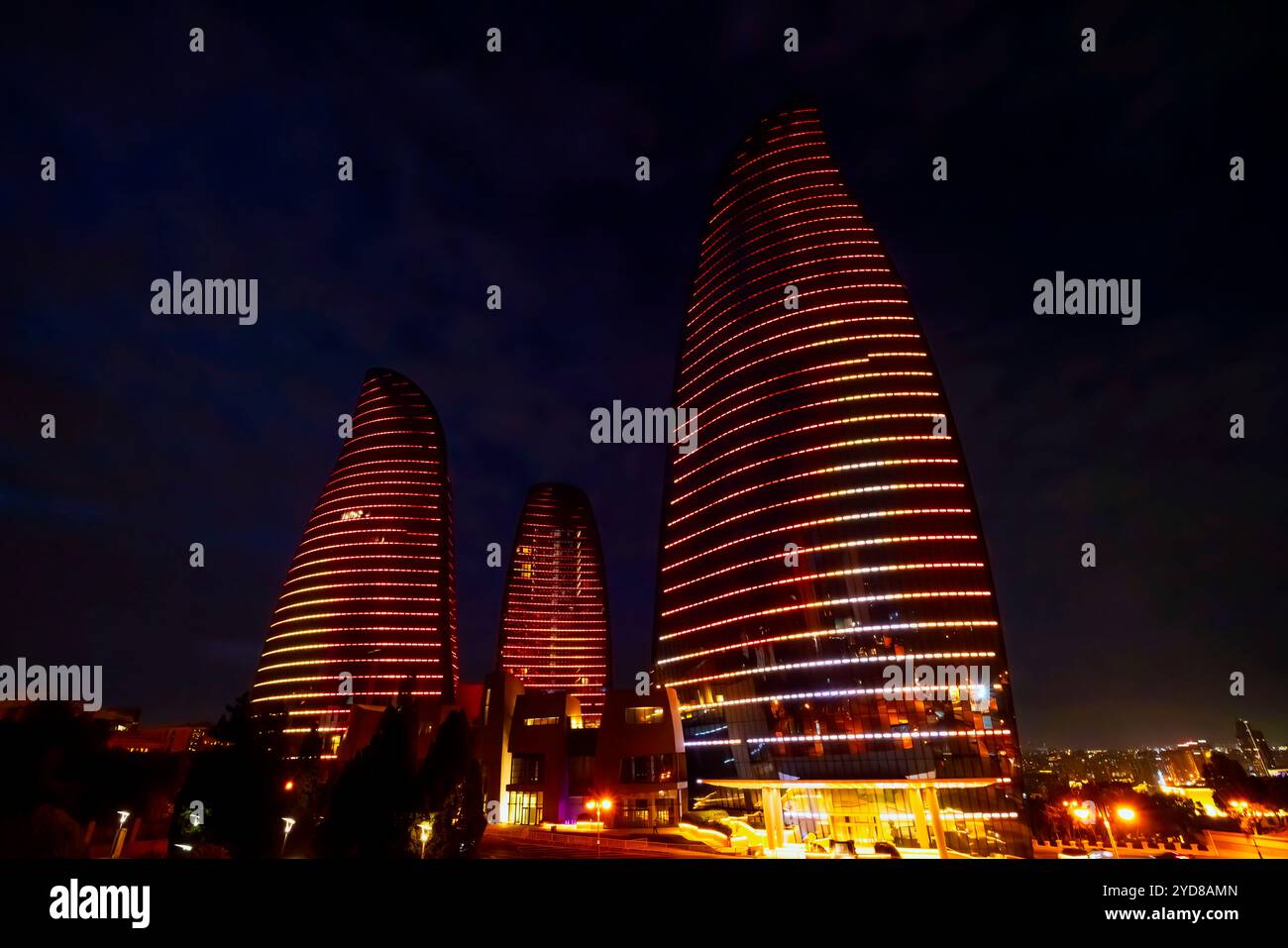 Die Flammentürme in der Nacht, Baku Aserbaidschan. Die Höhe des höchsten der drei Türme beträgt 182 m. die drei Türme symbolisieren das Element Feuer und AR Stockfoto