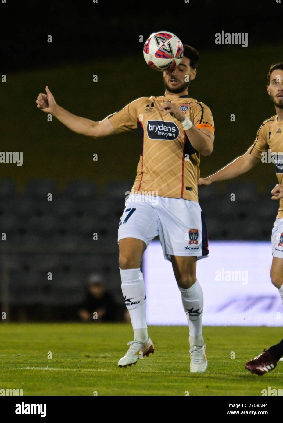 Leumeah, Australien. Oktober 2024. Kosta Grozos von Newcastle Jets FC wurde 2024-25 im Campbelltown Stadium in Leumeah im 2. Runde der Isuzu UTE A-League zwischen Macarthur FC und Newcastle Jets FC in Aktion genommen. Endpunktzahl: Macarthur 1: 2 Newcastle Jets. Quelle: SOPA Images Limited/Alamy Live News Stockfoto