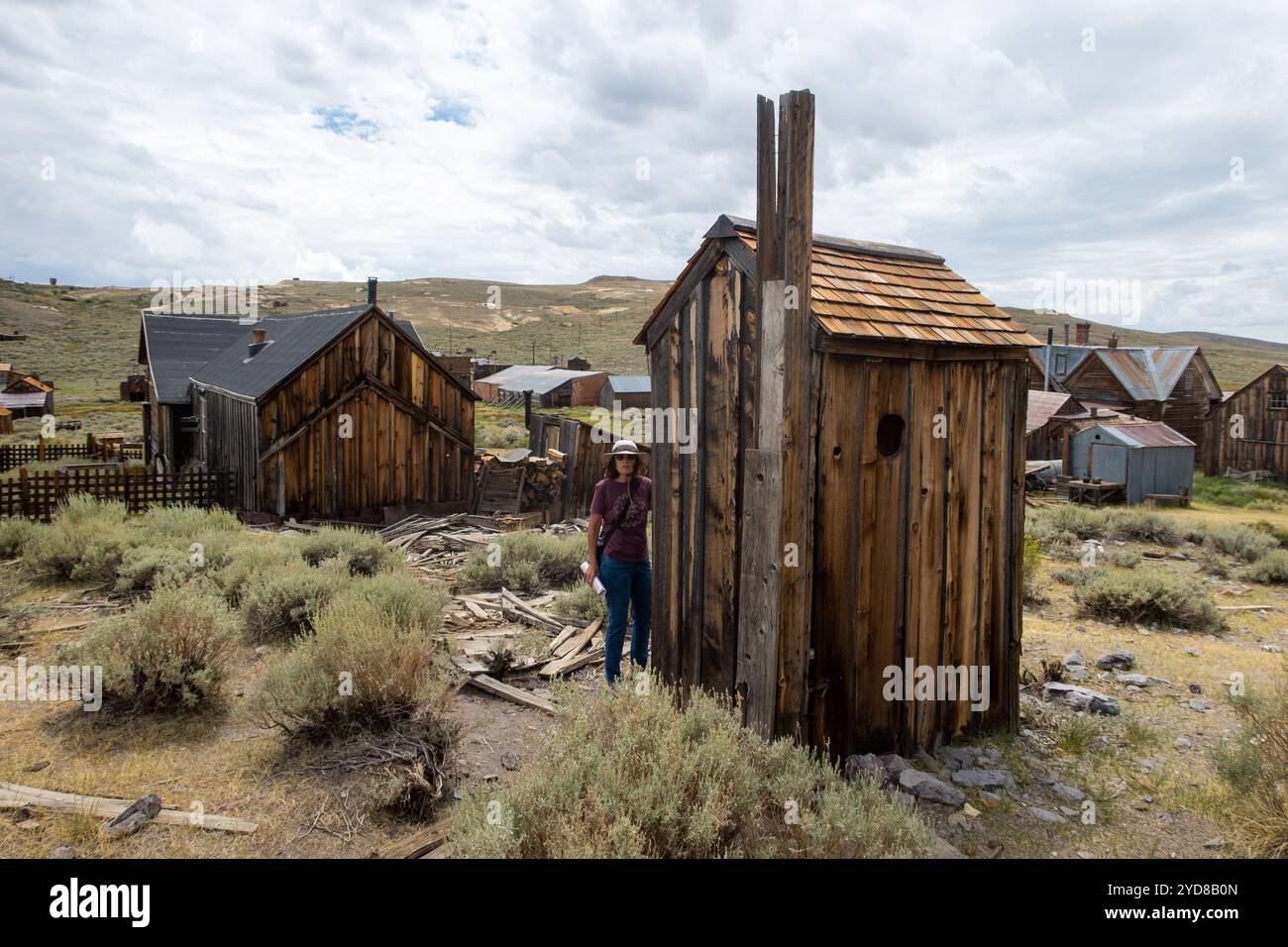 Bodie Ghost Town State Park, wo die Boomtown während des Goldrausches wuchs und dann verlassen wurde, um ein verlassenes Outhouse zu sehen Stockfoto