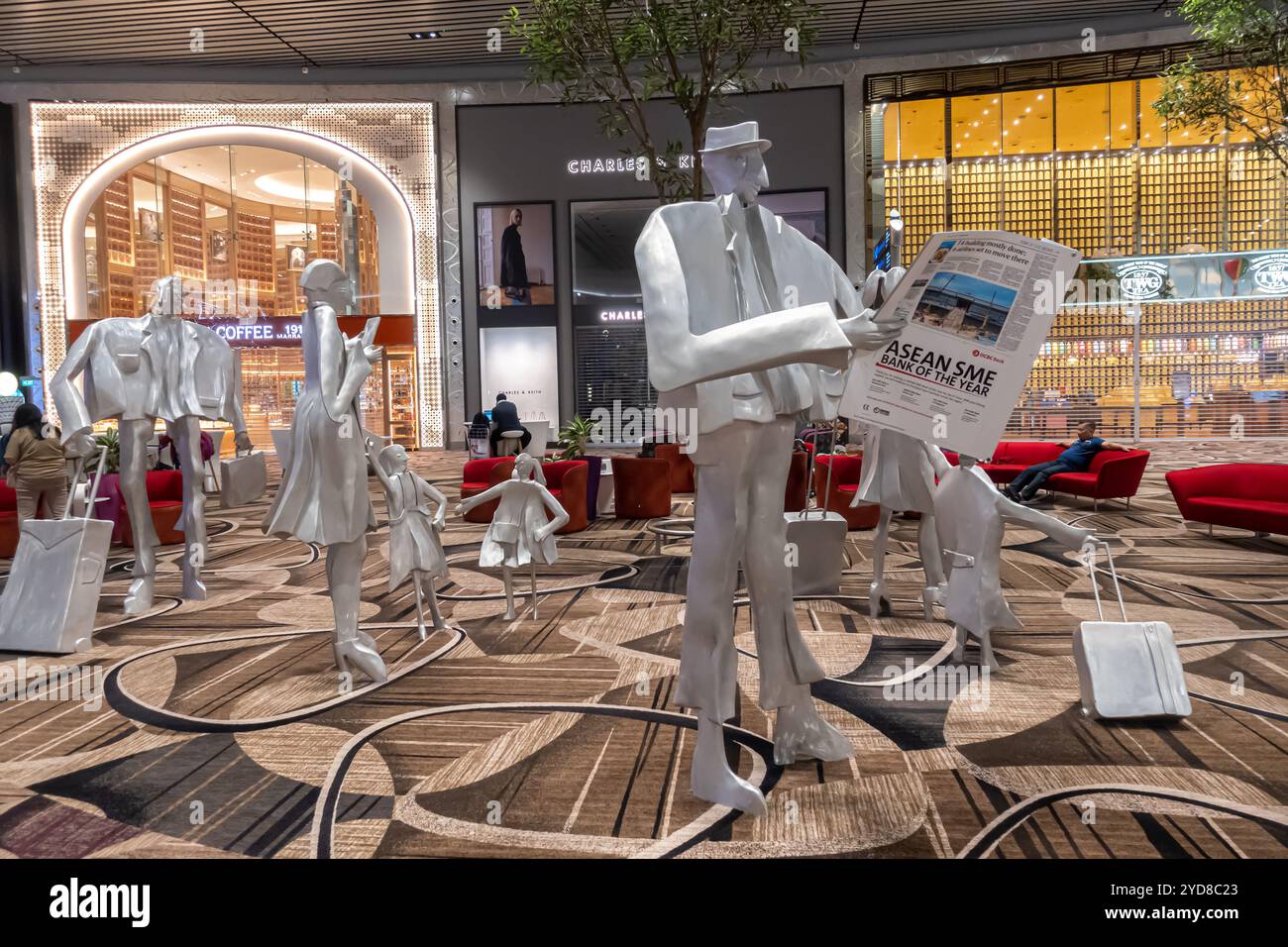 Traveling Family, Aluminiumskulptur von Kurtz Metzler, 2017, Terminal 4, Flughafen Singapur Changi Stockfoto