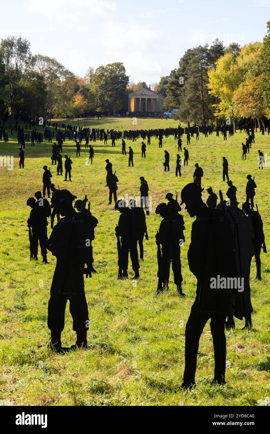 STEHEND MIT RIESEN, eine D-Day 80 Installation im National Trust Stowe Gardens, Buckinghamshire, England, die die 1475 britischen Opfer bei den Landungen in der Normandie am 06.06.1944 repräsentiert. „For your Tomorrow – the People’s Tribute“, ausgestellt vom 1. Oktober bis 11. November 2024 Stockfoto