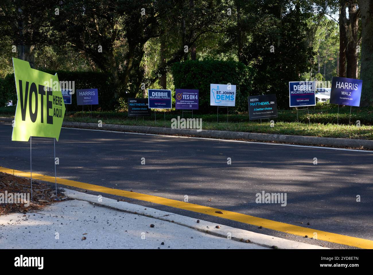 St. Johns, Florida, USA, 25. Oktober 2024, Vorwahl für die US-Wahl 2024, Schilder säumen die Straße, die zum Wahlbezirk 101 führt, das für Vorabwahl offen ist. Foto: Tim Davis/Alamy Live News Stockfoto