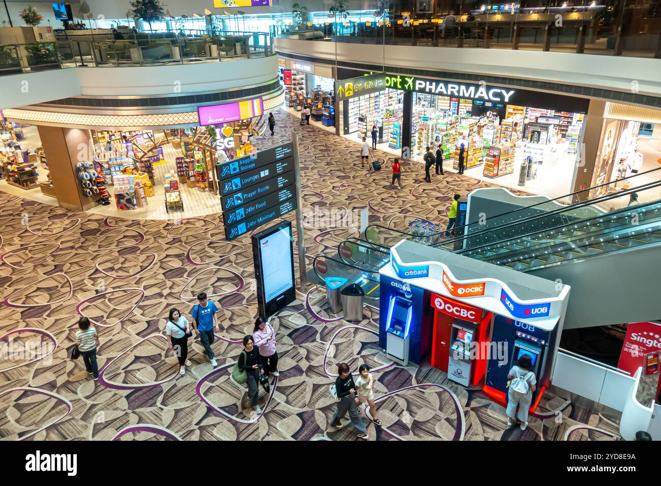 Flughafen Singapur Terminal 4 - Geschäfte, Geldautomaten, Reisende, die Geldautomaten nutzen, Touristen, die an geldautomaten anstehen, GELDAUTOMATEN - citibank, OCBC, UOB Stockfoto