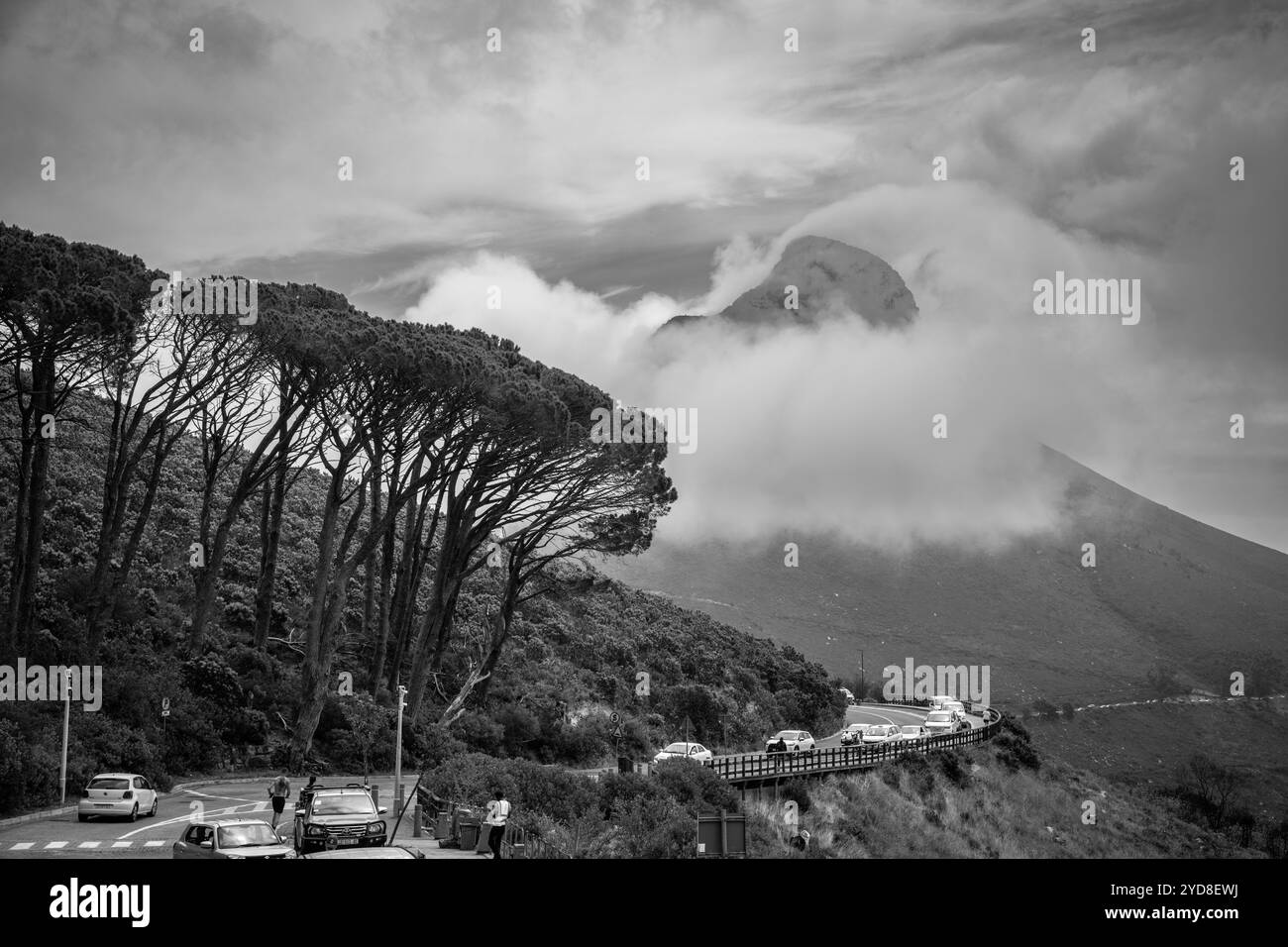 Die Wolken umhüllen die Löwen am Tafelberg in Kapstadt Stockfoto