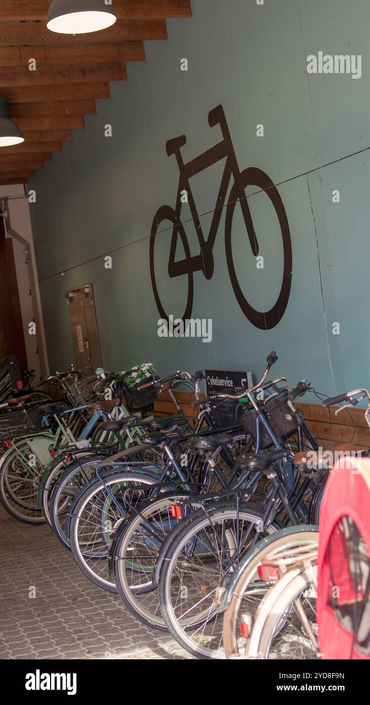 Fahrradparkplatz unter dem Einkaufszentrum in Dänemark. Vertikale Aufnahme verschlossener Fahrräder in Kopenhagen. Stockfoto