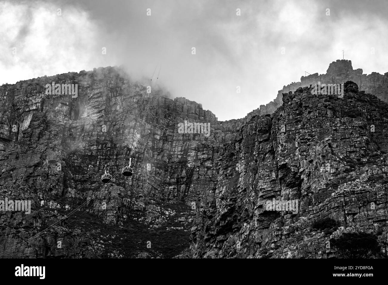 Die Wolken umhüllen die Löwen am Tafelberg in Kapstadt Stockfoto