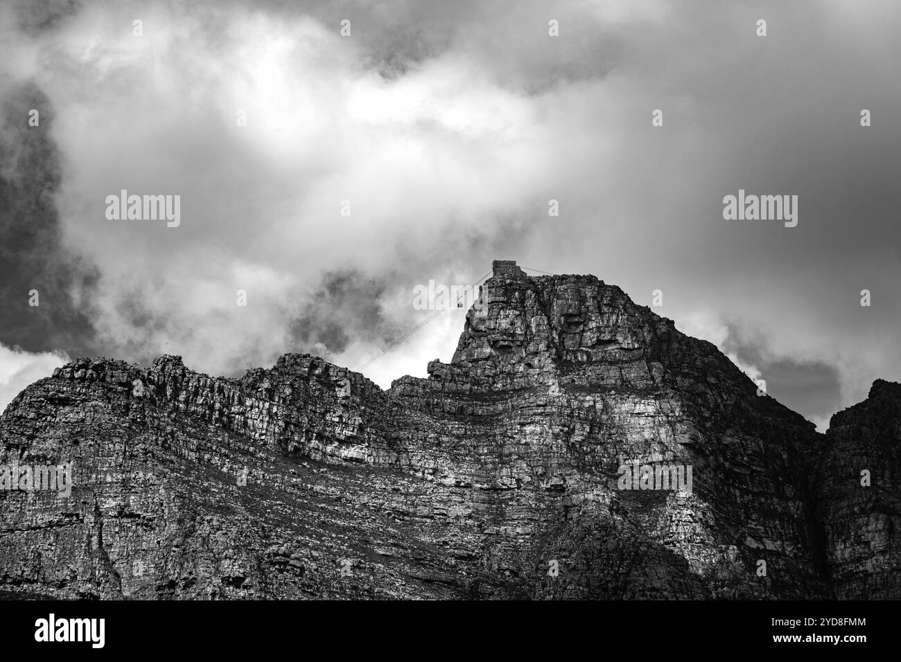 Die Wolken umhüllen die Löwen am Tafelberg in Kapstadt Stockfoto