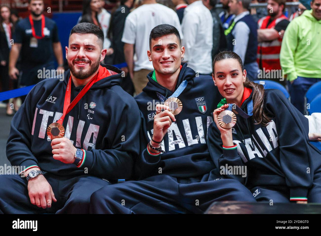 Mailand, Italien. Oktober 2024. (R-L) Alessia Maurelli, Simone Alessio und Donato Telesca haben ihre Medaillen während der regulären Saison 2024/25 der Turkish Airlines EuroLeague gezeigt, Runde 5 zwischen EA7 Emporio Armani Milan und Anadolu Efes Istanbul im Unipol Forum. (Foto: Fabrizio Carabelli/SOPA Images/SIPA USA) Credit: SIPA USA/Alamy Live News Stockfoto