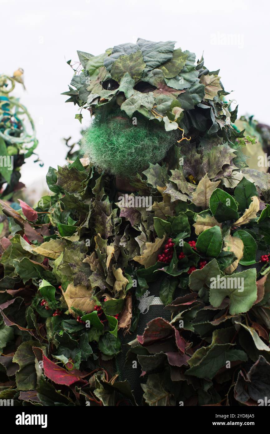 Grüner Mann mit Blättern, Beeren und Efeu beim Jack in the Green Festival, das die Natur, Folklore und Frühlingstraditionen in England feiert. Stockfoto