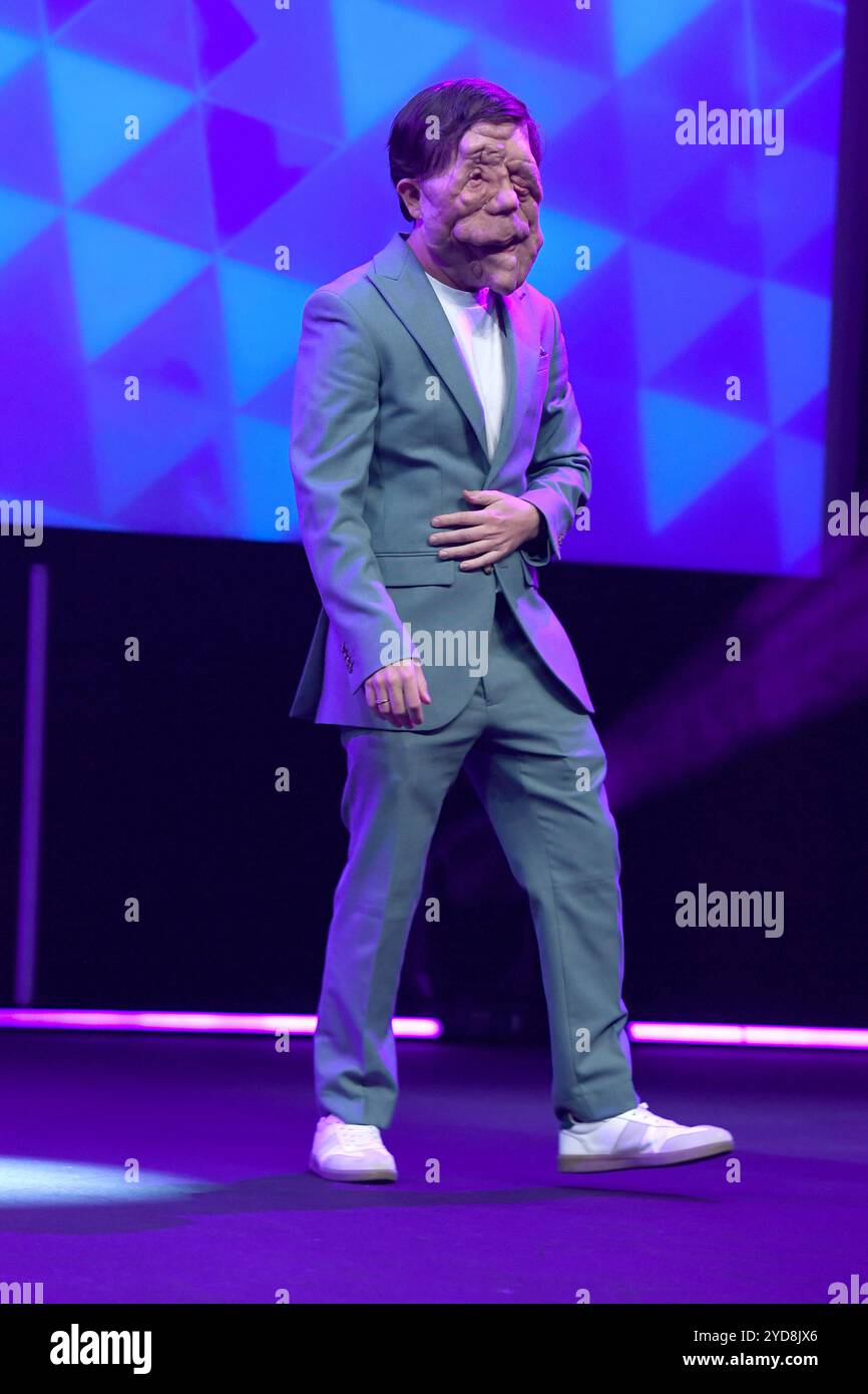 Adam Pearson nimmt an den Diversify TV Awards während des MIPCOM Cannes 2024 Teil. Stockfoto