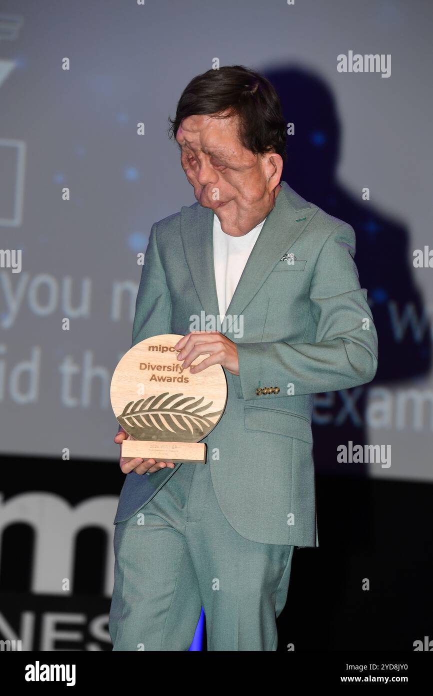 Adam Pearson nimmt an den Diversify TV Awards während des MIPCOM Cannes 2024 Teil. Stockfoto