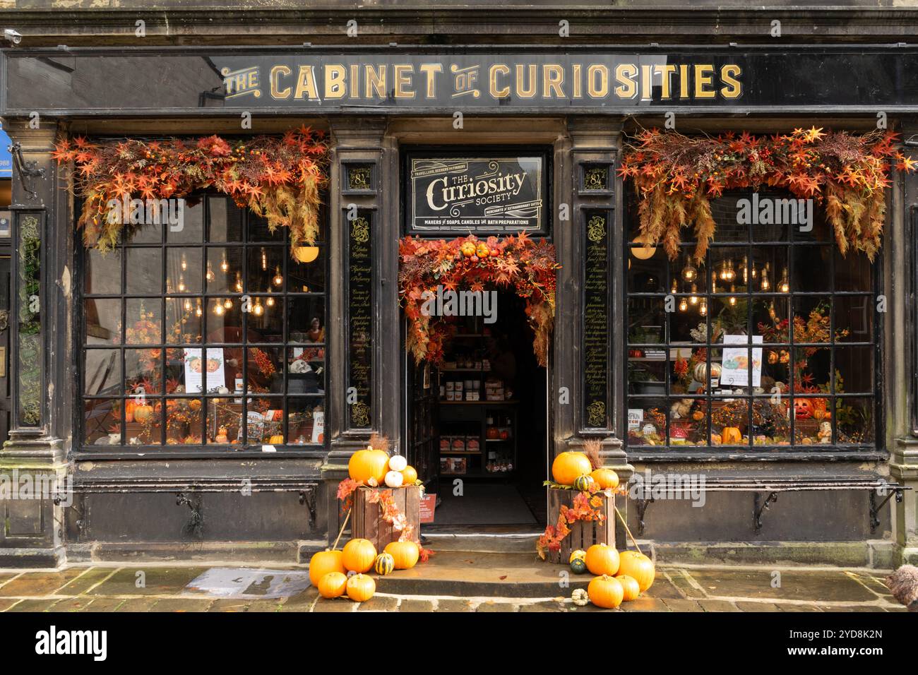 Geschenkladen für Curiosities, gekleidet für Halloween mit Kürbissen. Haworth, West Yorkshire, Vereinigtes Königreich Stockfoto
