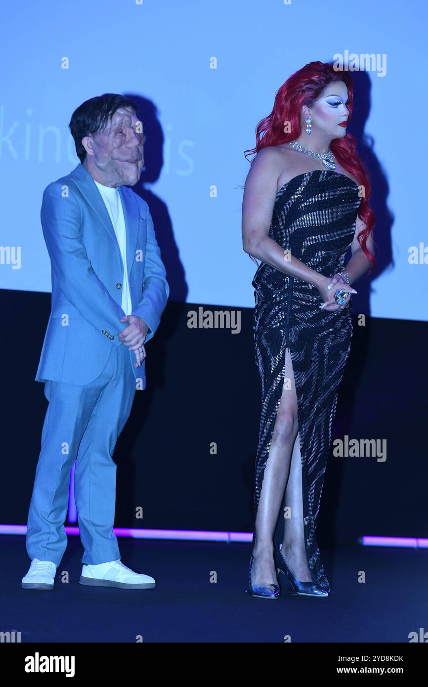 Cannes, Frankreich. Oktober 2024. Adam Pearson und Nicky Doll nehmen an den Diversify TV Awards während des MIPCOM Cannes 2024 Teil. (Foto: Luigi Lorio/SOPA Images/SIPA USA) Credit: SIPA USA/Alamy Live News Stockfoto