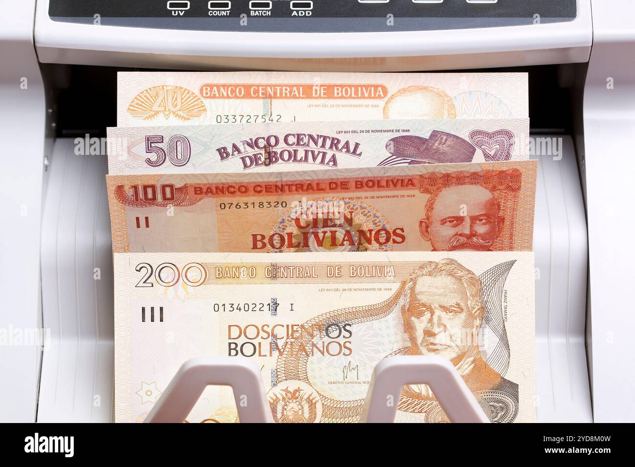 Bolivianischer Boliviano in der Zählmaschine Stockfoto
