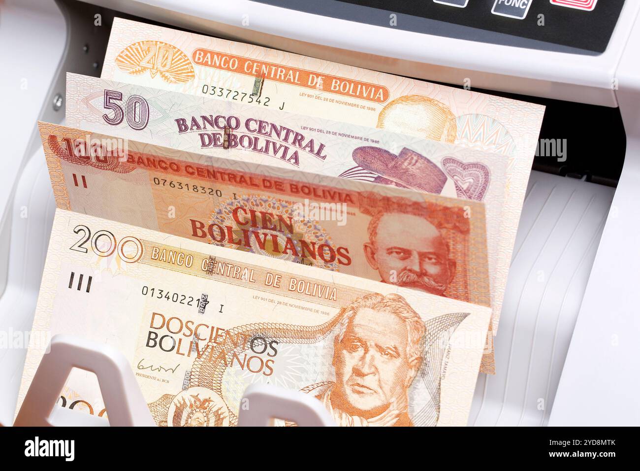 Bolivianischer Boliviano in der Zählmaschine Stockfoto