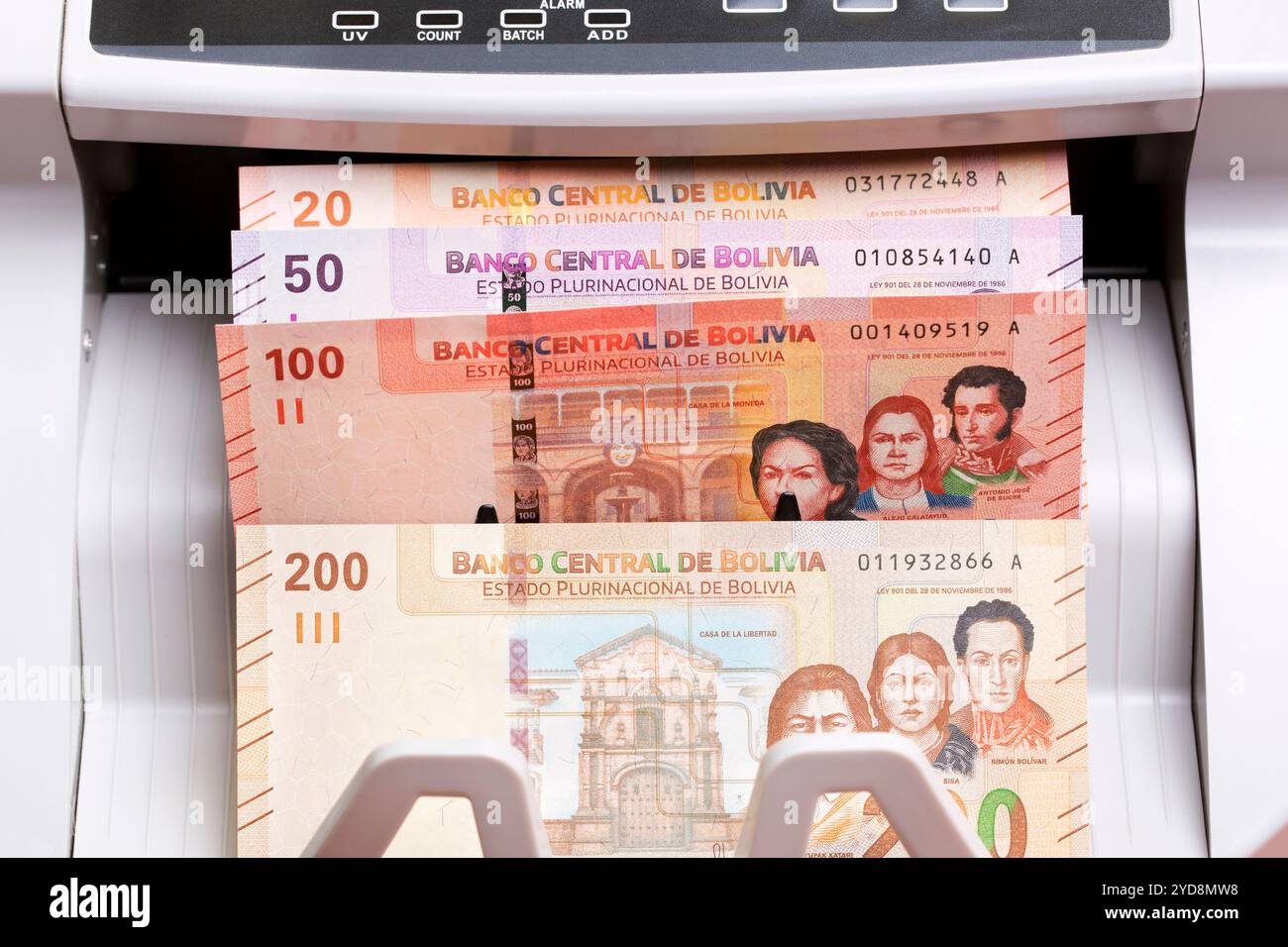 Bolivianischer Boliviano in der Zählmaschine Stockfoto