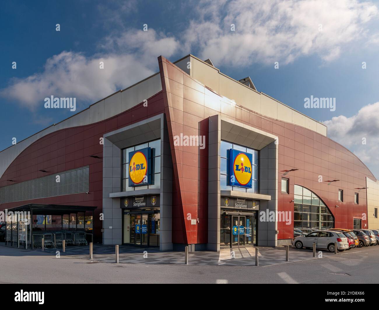 Savigliano, Italien - 25. Oktober 2024: Außenansicht des Lidl-Geschäftsgebäudes, Blick auf den Eingang mit großen lidl-Signes-Logos an den Eingängen, Außenbogen Stockfoto