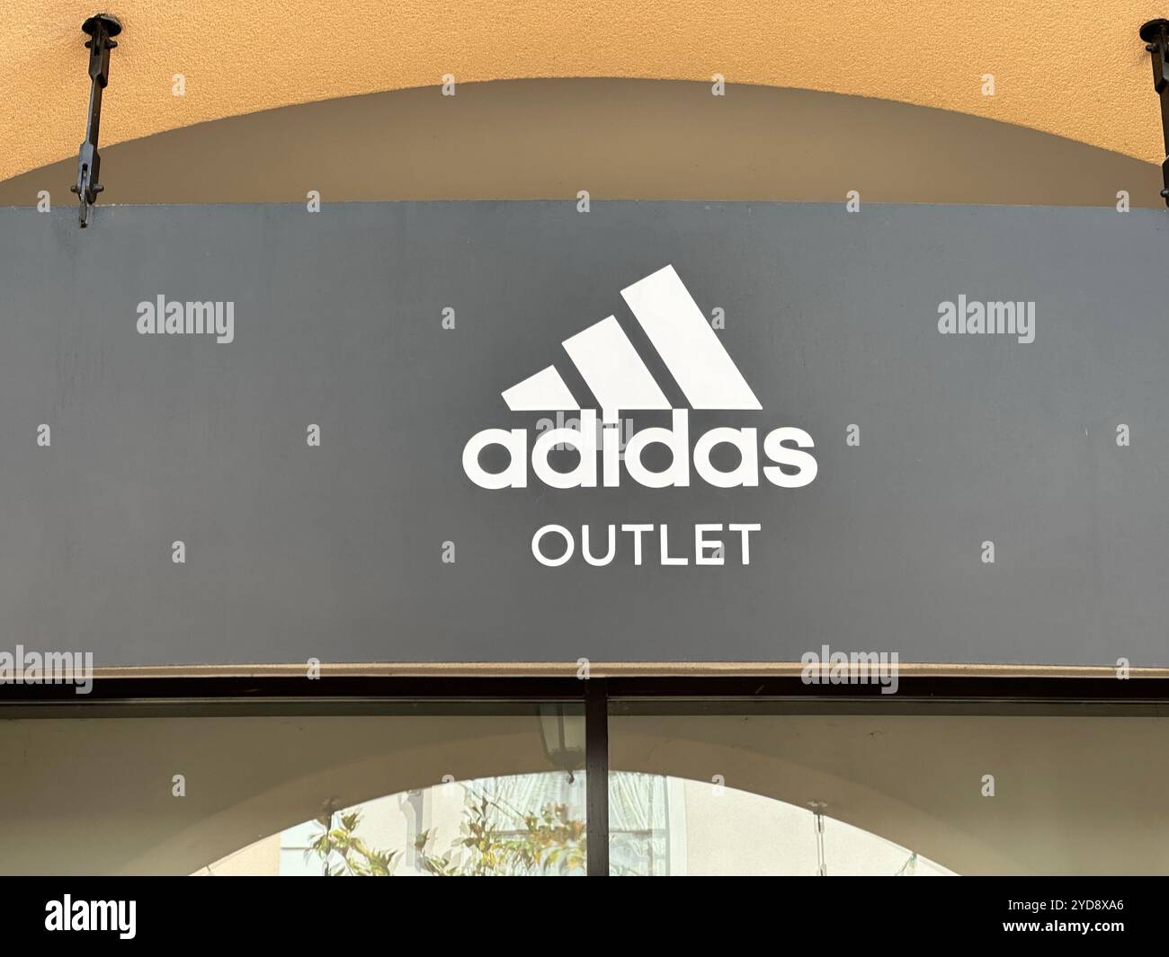 Adidas outlet store Fotos und Bildmaterial in hoher Auflosung Alamy