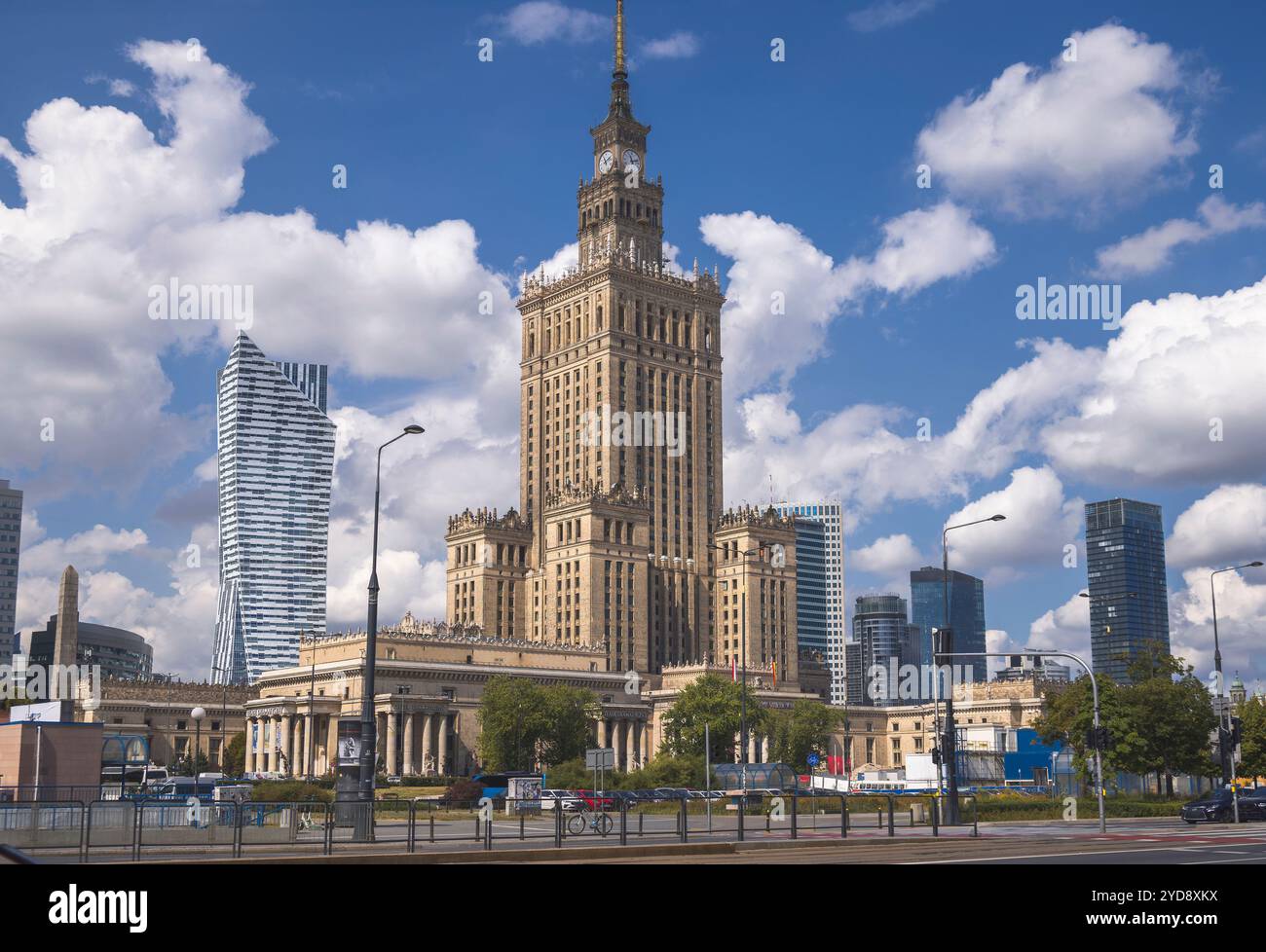 Der Palast der Kultur und Wissenschaft thront über der Skyline von Warschau und zeigt seine Pracht, Polen Stockfoto