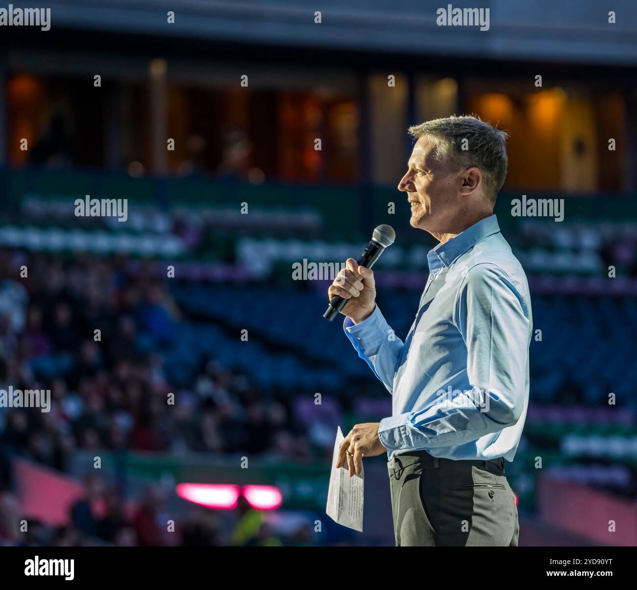Fergus Linehan, Direktor des Edinburgh International Festivals, hält Rede bei der Eröffnungsveranstaltung 2022 im BT Murrayfield Stadium, Schottland, Großbritannien Stockfoto